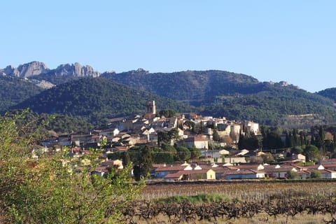 Jolie Maison avec jardin et piscine privée Casa in Sablet