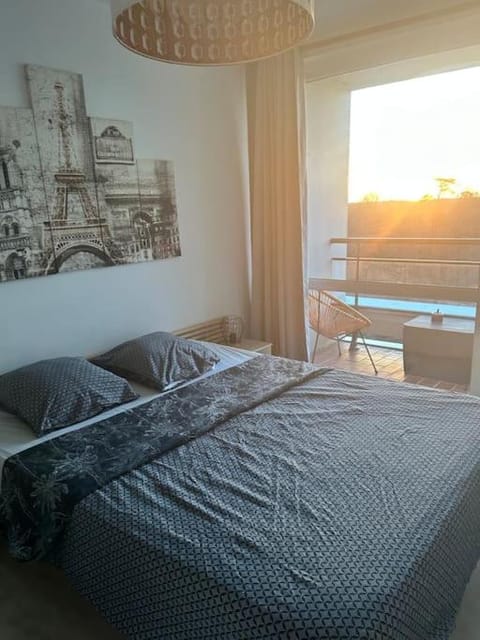 Appartement 3 chambres avec Wifi proche Tram et aéroport Pensez à valider votre demande de réservation via le mail que vous recevez SVP Apartment in Mérignac