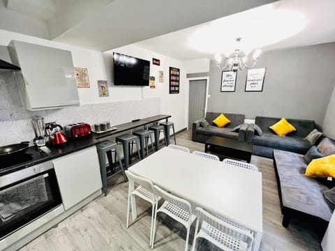 Kitchen or kitchenette, Living room, Dining area