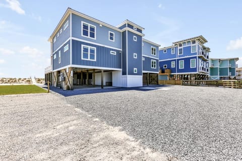 Seaclusion House in Oak Island