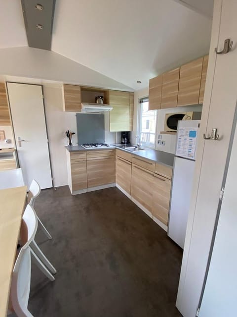 Kitchen or kitchenette, dishwasher, minibar, stove