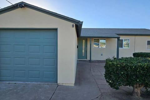 Beachside Bliss: Chic Family Home 3BR Oasis w/Great Amenities Walk to the Waves! Haus in Imperial Beach