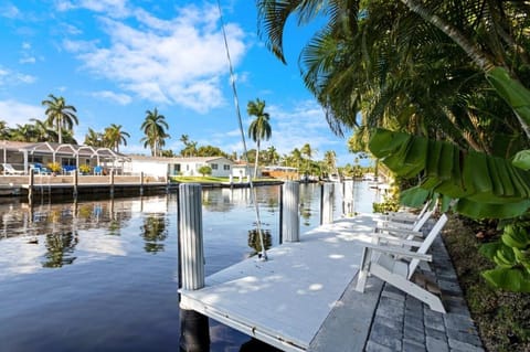 Waterfront Heated Pool Hot Tub House in Oakland Park