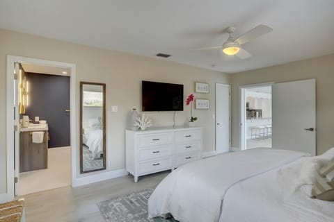 Near Beach Private Pool King Bed House in Deerfield Beach