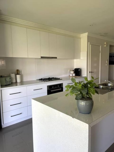 Stylish Open Plan Retreat Haus in North Wagga Wagga