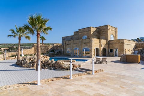 Property building, Natural landscape, Balcony/Terrace, Pool view, Swimming pool, sunbed