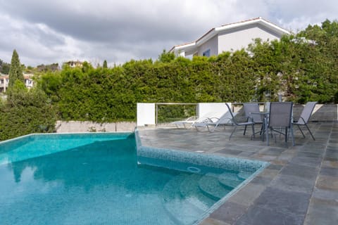 Sea View villa w infinity pool Chalet in Tala