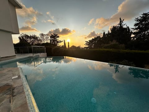 Sea View villa w infinity pool Chalet in Tala