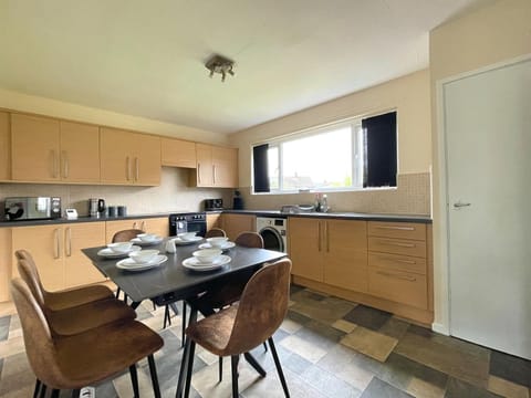 Kitchen or kitchenette, Dining area, minibar, pet friendly, stove, toaster