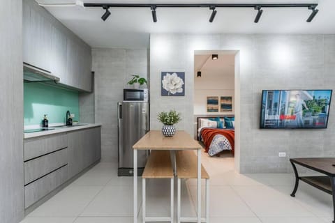 Kitchen or kitchenette, minibar