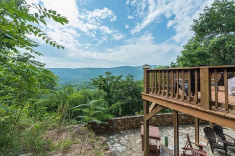 Stairway to Heaven Private Pet-friendly Cabin & Sweeping Mountain Views! House in Mitchell County