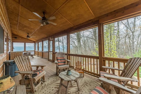 Stairway to Heaven Private Pet-friendly Cabin & Sweeping Mountain Views! Maison in Mitchell County
