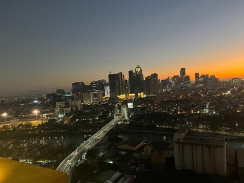 Near Bgc 1Br Wi-Fi Netflix balcony skyline Apartment in Mandaluyong