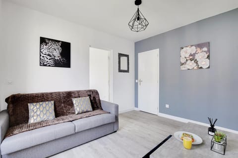 Bed, Living room, Seating area