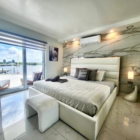 Luxurious remodeled direct Waterfront apartment with Miami skyline view and outdoor terrace Free parking 5min drive to Miami Beach Appartement in North Bay Village