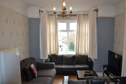 Nice 3 Bedroom Apartment - Ealing Condo in London Borough of Ealing