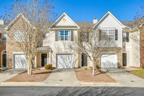 Roomy Morrisville Townhome with Community Pool! Haus in Morrisville
