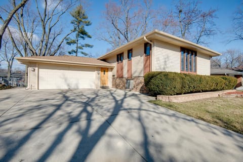 Charming Illinois Retreat with Hot Tub, Deck and Grill House in Schaumburg