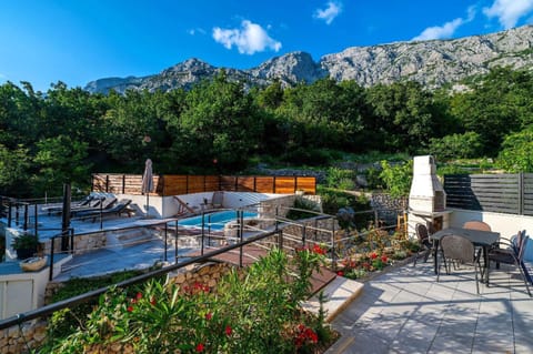 Dalmatinische Steinvilla mit Pool und Meerblick Haus in Tučepi