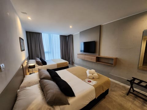 Bed, TV and multimedia, Photo of the whole room, Seating area, Evening entertainment, Bedroom, towels