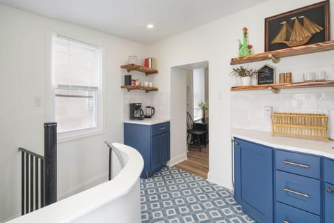 Silverwood Serenity: Large 2b 2b with Parking Apartment in Manayunk