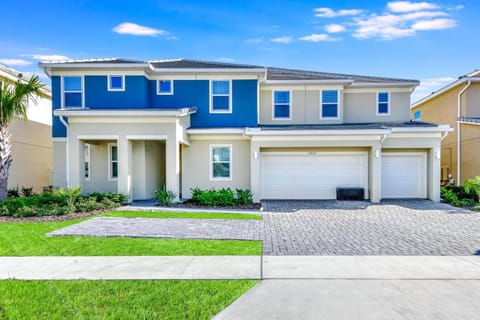 Luxury 15 Bed Mansion Retreat. 2469 House in Kissimmee