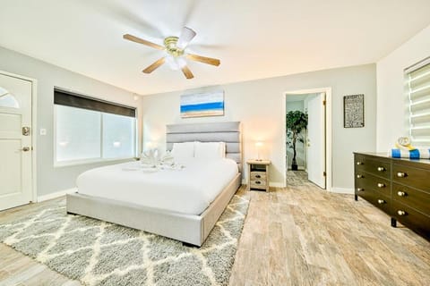 6 Bedroom Home with Rooftop Deck Between the Bay & the Beach Casa in Balboa Peninsula