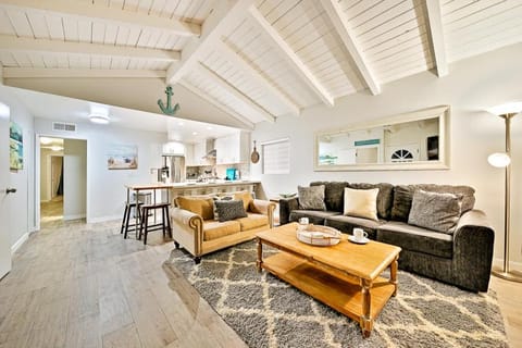 6 Bedroom Home with Rooftop Deck Between the Bay & the Beach Casa in Balboa Peninsula