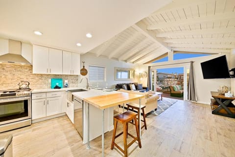 2 Story Home with Rooftop Deck next to the Bay & Beach House in Balboa Peninsula