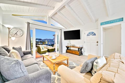 2 Story Home with Rooftop Deck next to the Bay & Beach House in Balboa Peninsula