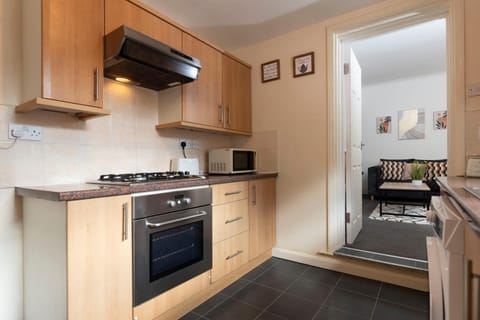 Charming and comfortable property by Our Home Short Stays very spacious with super fast WiFi close to the Metro Centre and Newcastle City Centre Apartment in Gateshead