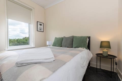 Charming and comfortable property by Our Home Short Stays very spacious with super fast WiFi close to the Metro Centre and Newcastle City Centre Apartment in Gateshead