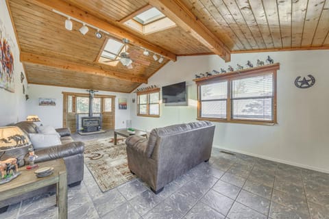 Ruidoso Cabin with Deck and Grills about 1 Mi to Midtown! Maison in Ruidoso