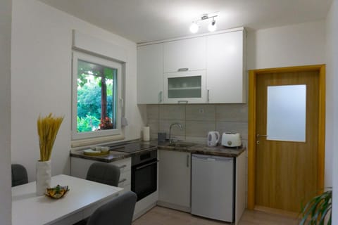 Coffee/tea facilities, Kitchen or kitchenette, Dining area, minibar, oven, pet friendly, stove, toaster