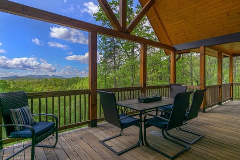 Mountain Crest Pet-friendly Log Cabin with Mountain Views! House in Marion
