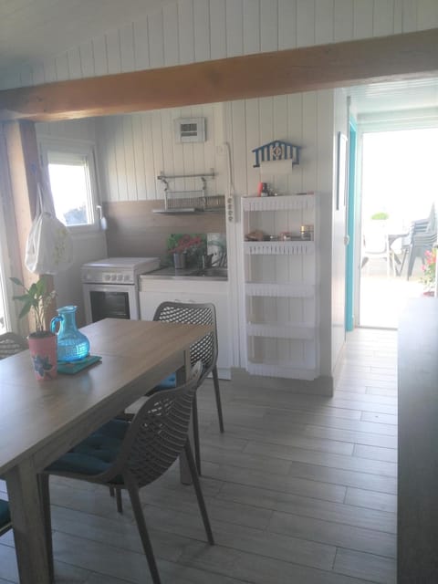 Kitchen or kitchenette, pet friendly, stove