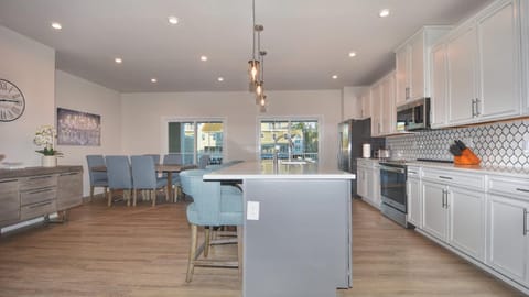 Newly built open-concept and beautifully decorated 4 Bedroom in Barefoot Resort 802 Dye Townhome Eigentumswohnung in North Myrtle Beach