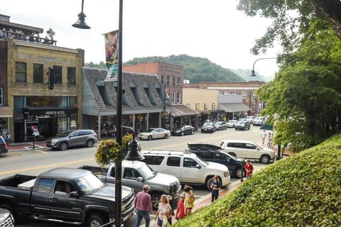 Appalachian House Downtown Boone ON King Street Casa in Boone