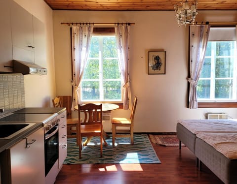 Bed, Kitchen or kitchenette, Photo of the whole room, Dining area, Bedroom, pet friendly, stove