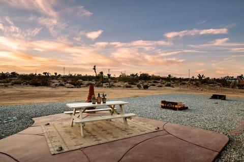 The Yucca House Hot Tub & Private Hiking Path House in Yucca Valley