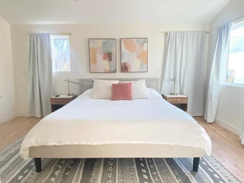 Modern Two Bedroom Two Bath W/ Parking and Laundry Casa in Toluca Lake