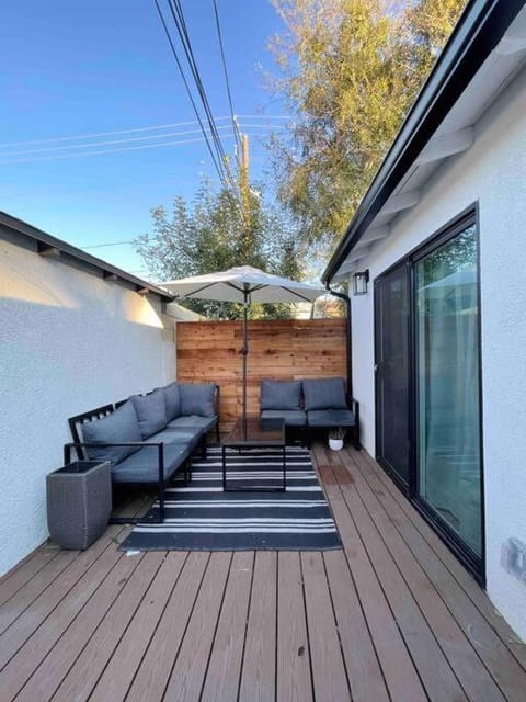 Modern Two Bedroom Two Bath W/ Parking and Laundry House in Toluca Lake