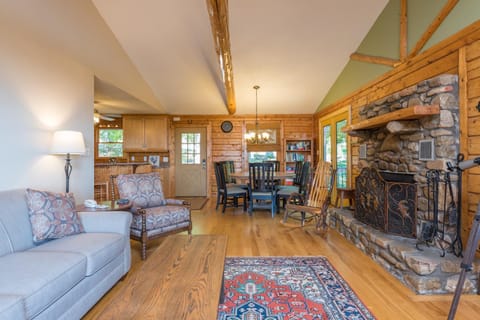 Sterling Retreat Pet Friendly, Hot Tub & Mountain Views! House in Buncombe County