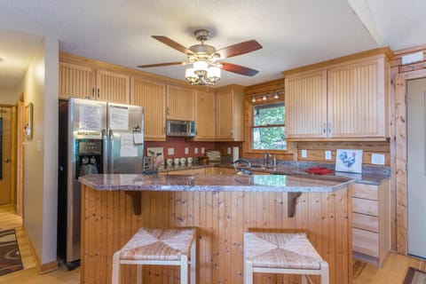 Sterling Retreat Pet Friendly, Hot Tub & Mountain Views! House in Buncombe County