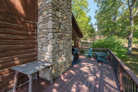 Sterling Retreat Pet Friendly, Hot Tub & Mountain Views! House in Buncombe County