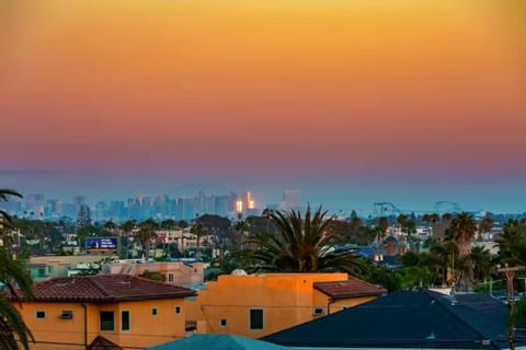 Surfside Charmer One Block to Beach House in Pacific Beach