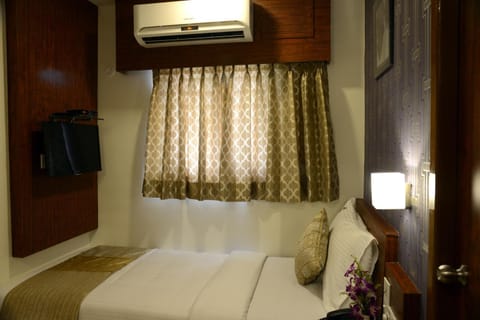 Bed, Photo of the whole room, Bedroom, air conditioner