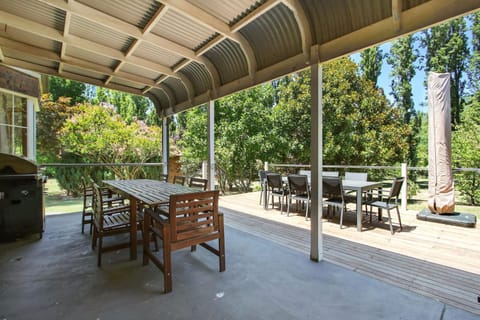 Canyon Walk House and Unit - five minute walk to town and on the river House in Porepunkah