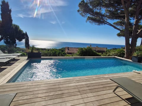 Villa moderne avec piscine chauffée, climatisation, proche plage des Eléphants - FR-1-780-14 Villa in Sainte-Maxime