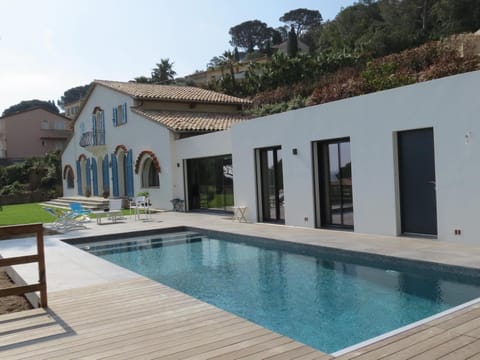 Villa 8 Pièces avec Piscine, Vue Mer, à 300m de la Plage de la Nartelle, Calme Absolu - FR-1-780-11 Villa in Sainte-Maxime